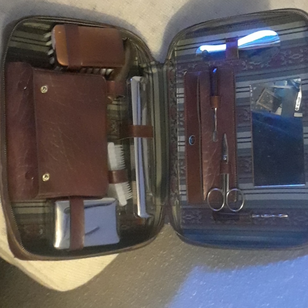 Older fashion grooming kit